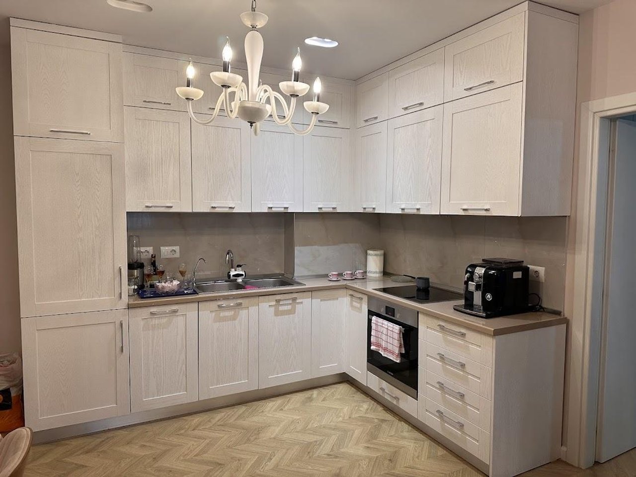IN VENDITA, APPARTAMENTO 2+1+2+VERANDA + 2 GARAGE!