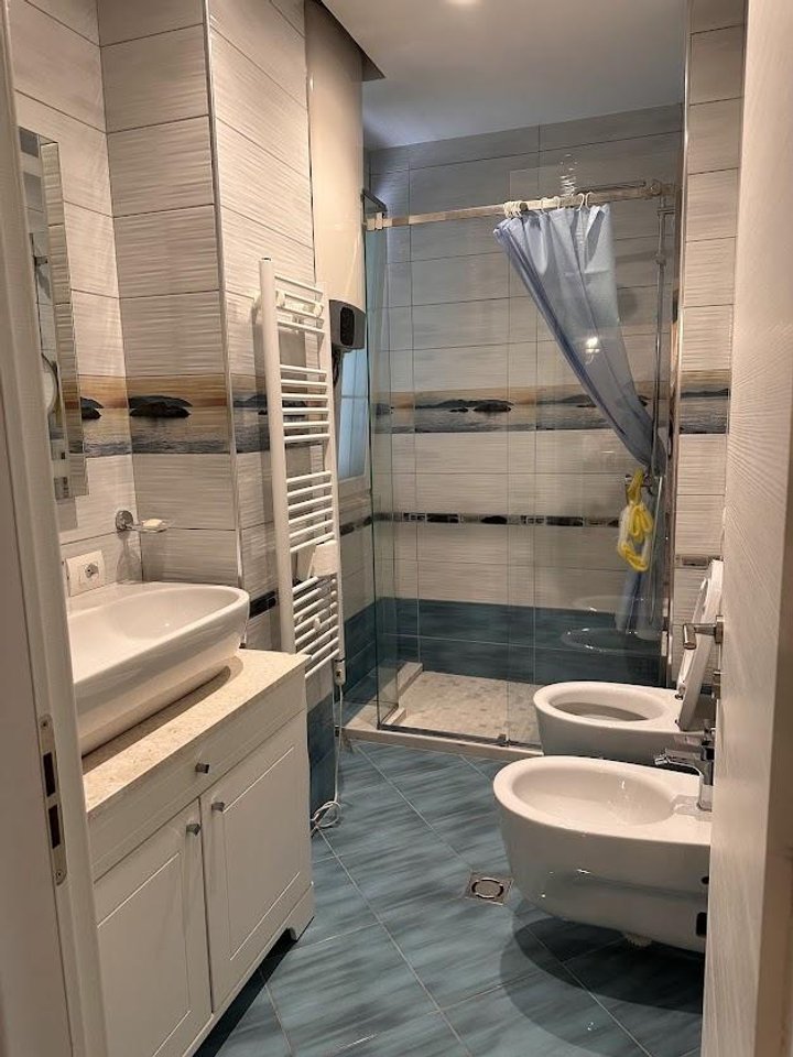 IN VENDITA, APPARTAMENTO 2+1+2+VERANDA + 2 GARAGE!