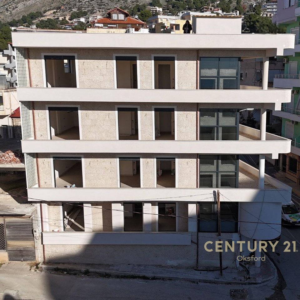 ESCLUSIVO, EDIFICIO DI 4 PIANI IN VENDITA A SARANDA