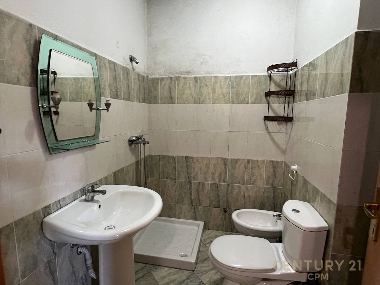 Apartament 3+1 per qira!