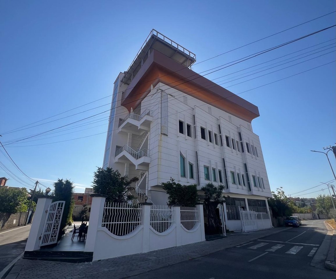 Edificio di 5 piani e attività in affitto!