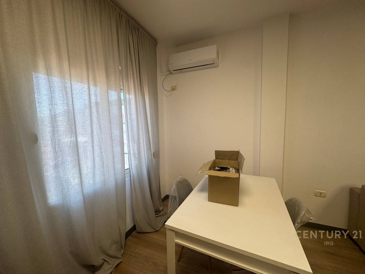 Shitet Apartament 2+1 prane Kristal Center!!