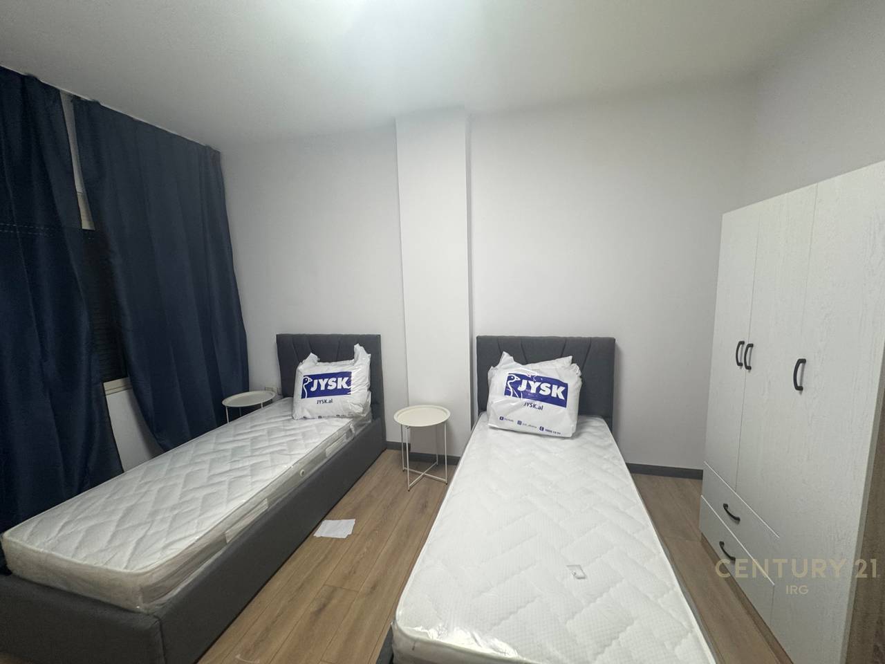 Shitet Apartament 2+1 prane Kristal Center!!