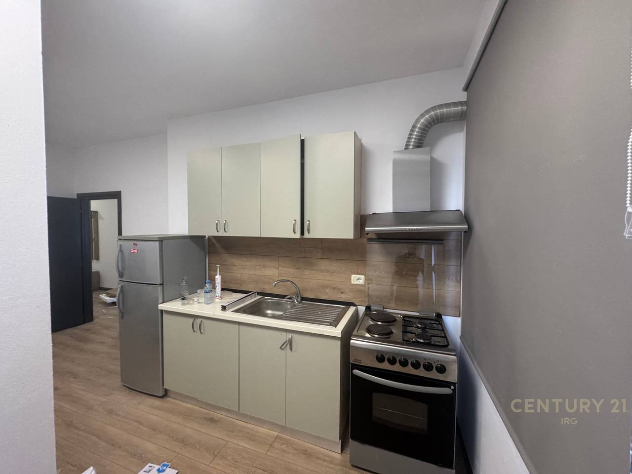 Shitet Apartament 2+1 prane Kristal Center!!
