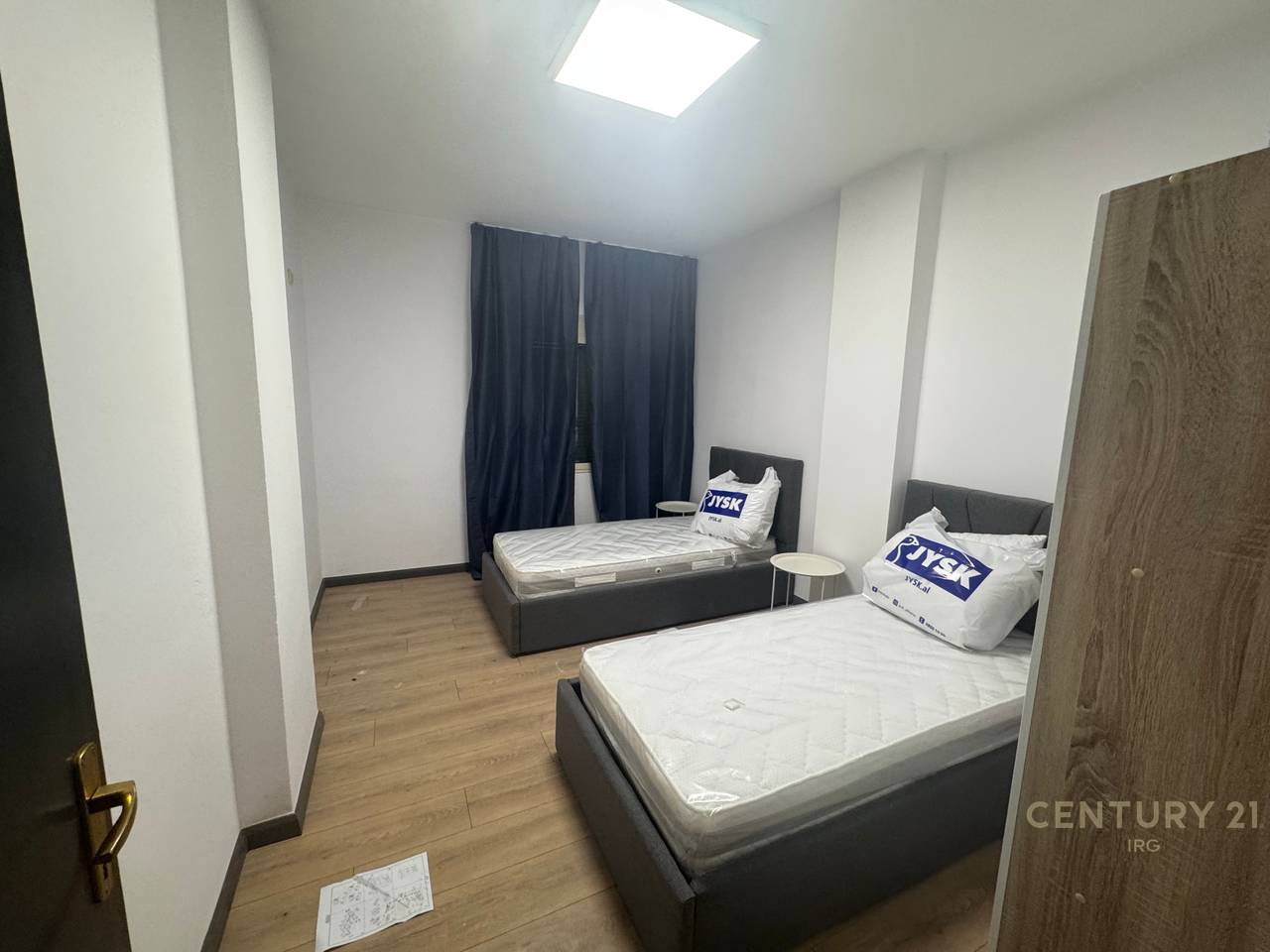 Shitet Apartament 2+1 prane Kristal Center!!