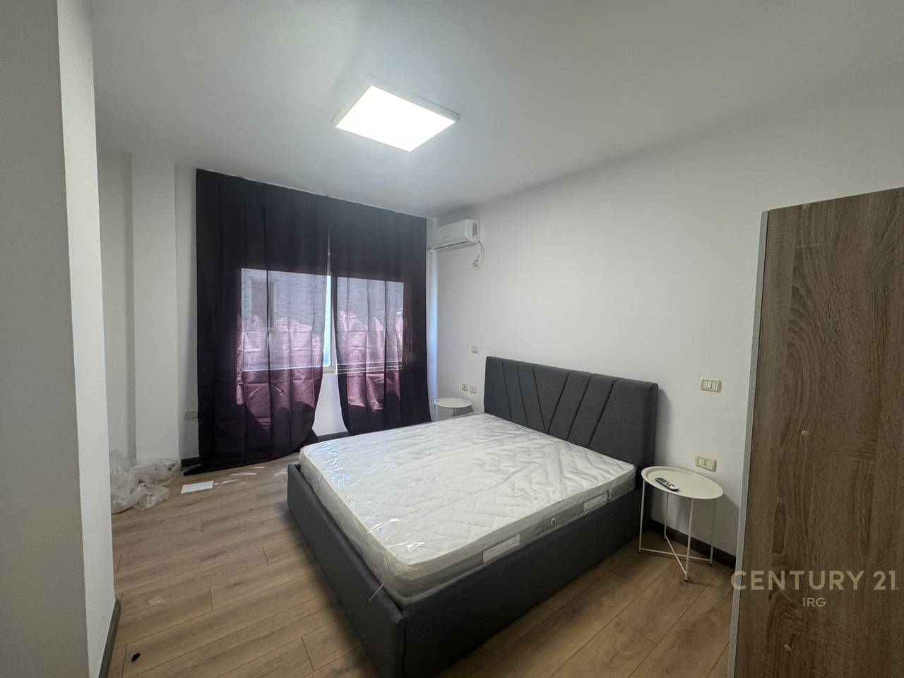 Shitet Apartament 2+1 prane Kristal Center!!