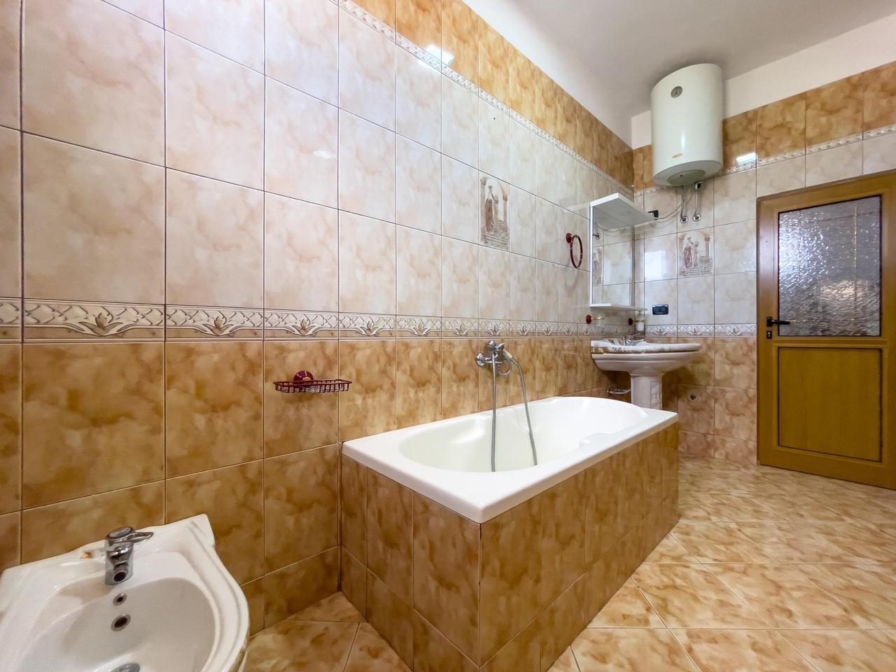 Jepet me qira apartament 3+1+2 në Vlorë – Zona e Coles