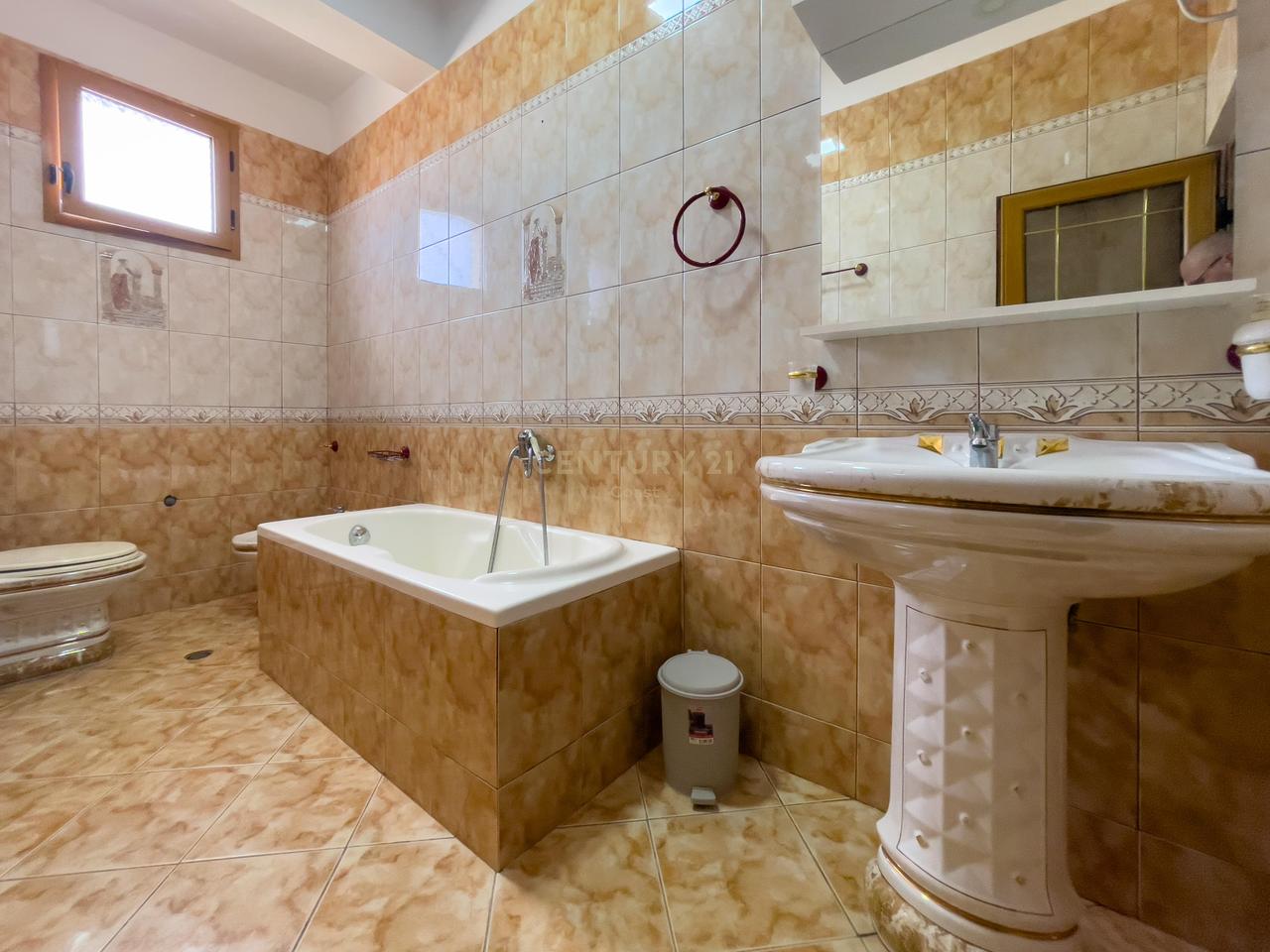 Jepet me qira apartament 3+1+2 në Vlorë – Zona e Coles