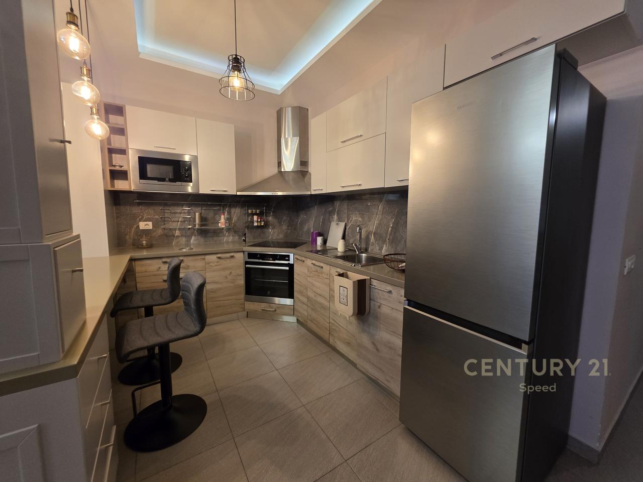 APARTAMENT 2+1 ME QIRA PRANE PAZARIT TE RI, TIRANE !!!