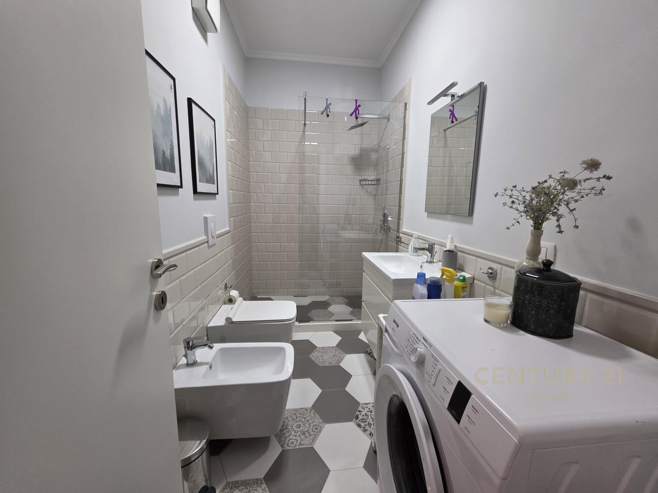 APARTAMENT 2+1 ME QIRA PRANE PAZARIT TE RI, TIRANE !!!