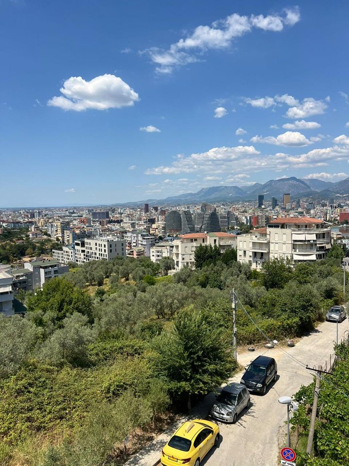 Shitet Apartament Luksoz  2+1+Post Parkimi tek Liqeni i Thate