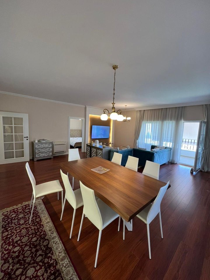 Shitet Apartament Luksoz  2+1+Post Parkimi tek Liqeni i Thate
