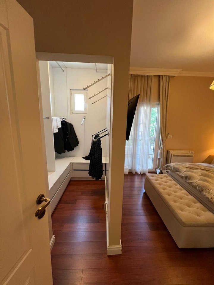 Shitet Apartament Luksoz  2+1+Post Parkimi tek Liqeni i Thate