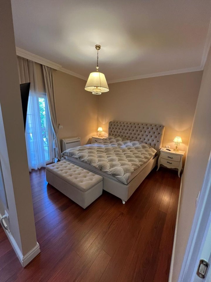 Shitet Apartament Luksoz  2+1+Post Parkimi tek Liqeni i Thate