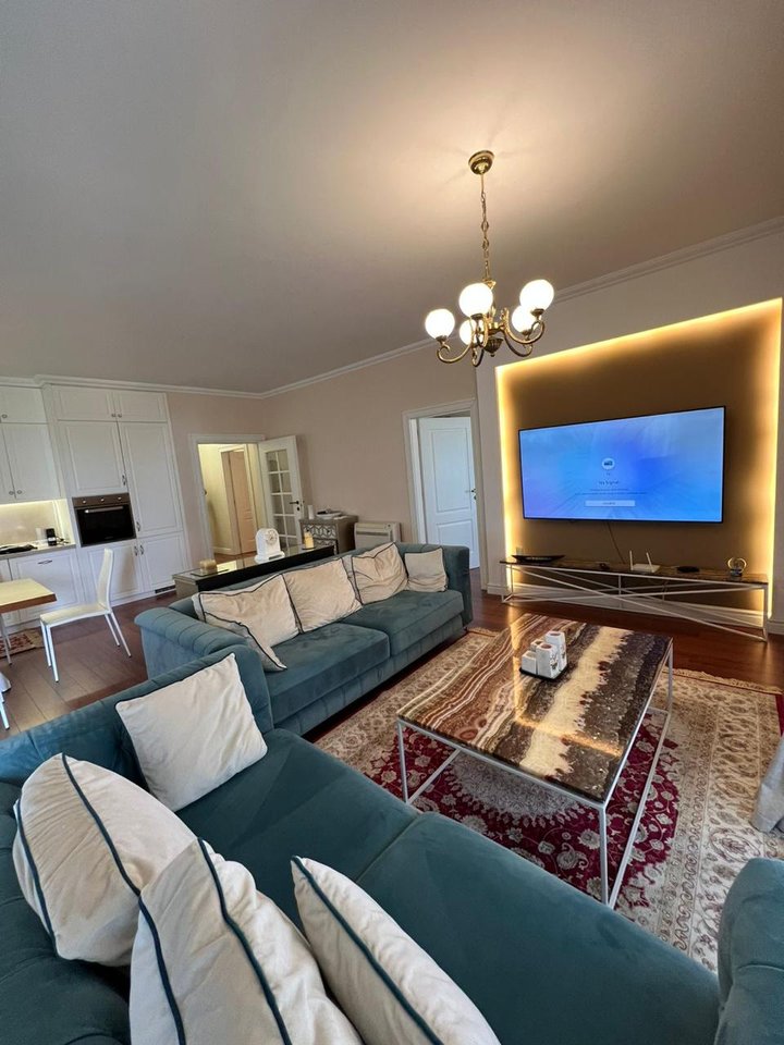 Shitet Apartament Luksoz  2+1+Post Parkimi tek Liqeni i Thate