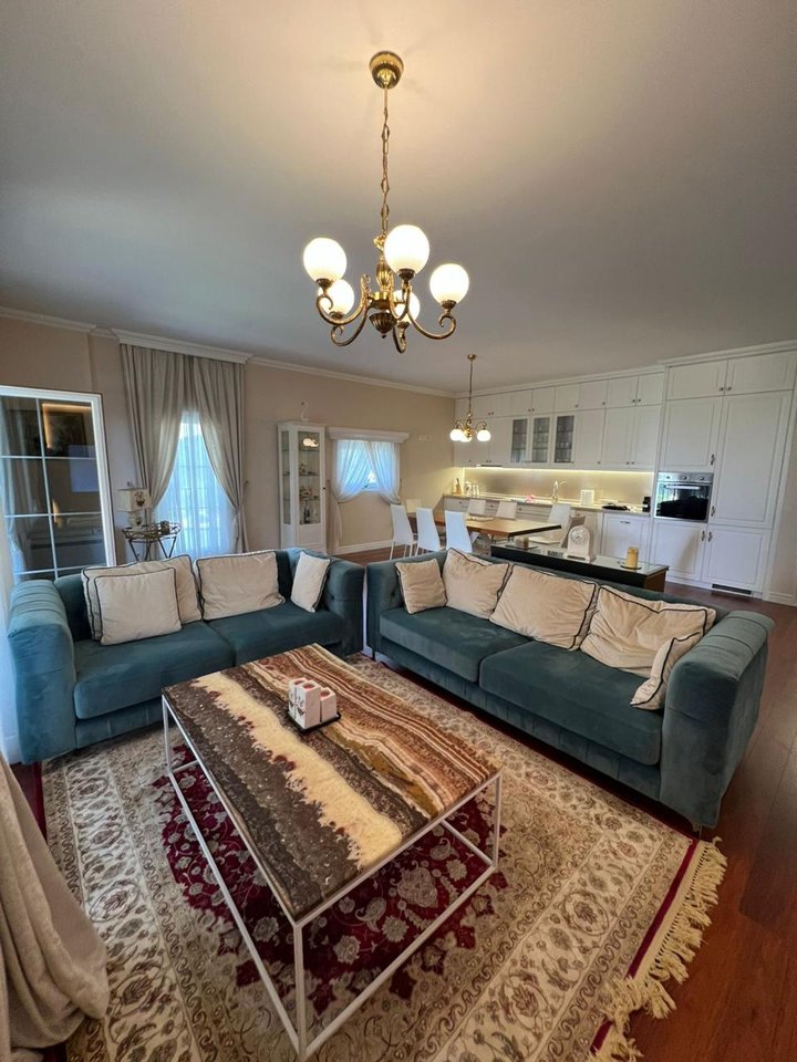 Shitet Apartament Luksoz  2+1+Post Parkimi tek Liqeni i Thate