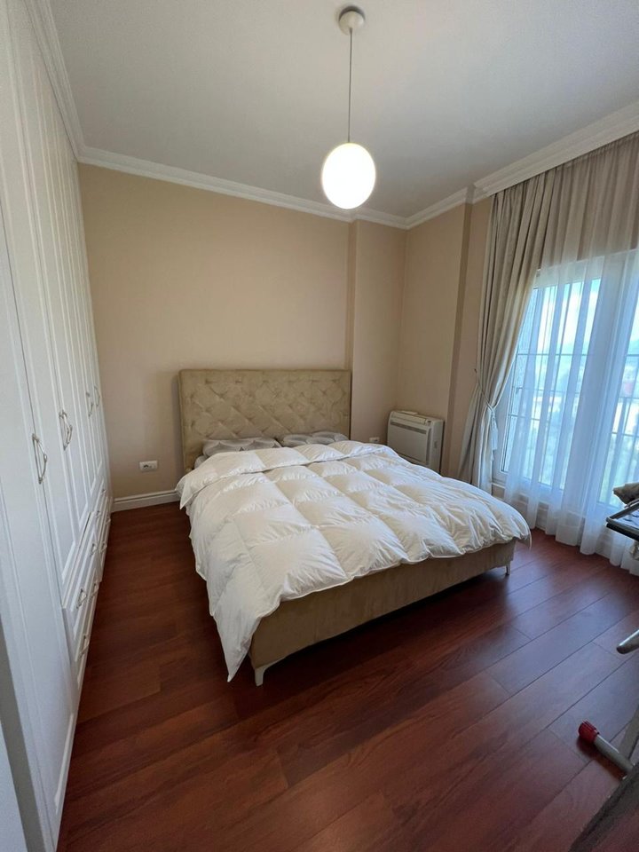 Shitet Apartament Luksoz  2+1+Post Parkimi tek Liqeni i Thate