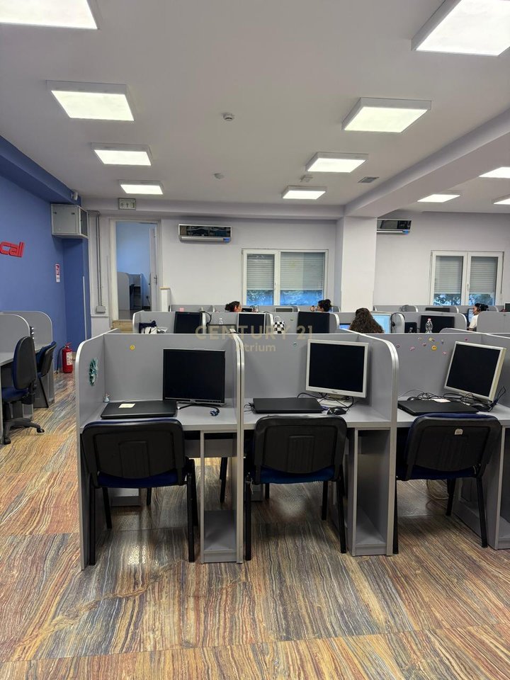 Unique ambiance for your business – The second floor of a building by the roadside, in the heart of Brryli!