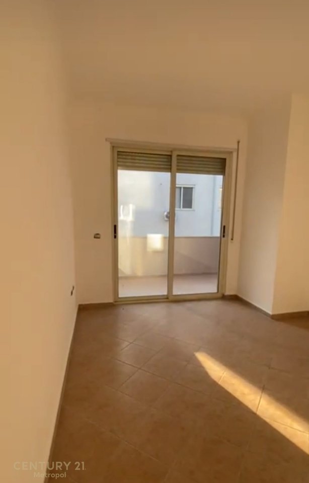 Appartamento 2+1+2 con 2 balconi in vendita vicino all'Hotel Radisson presso il Lago Secco