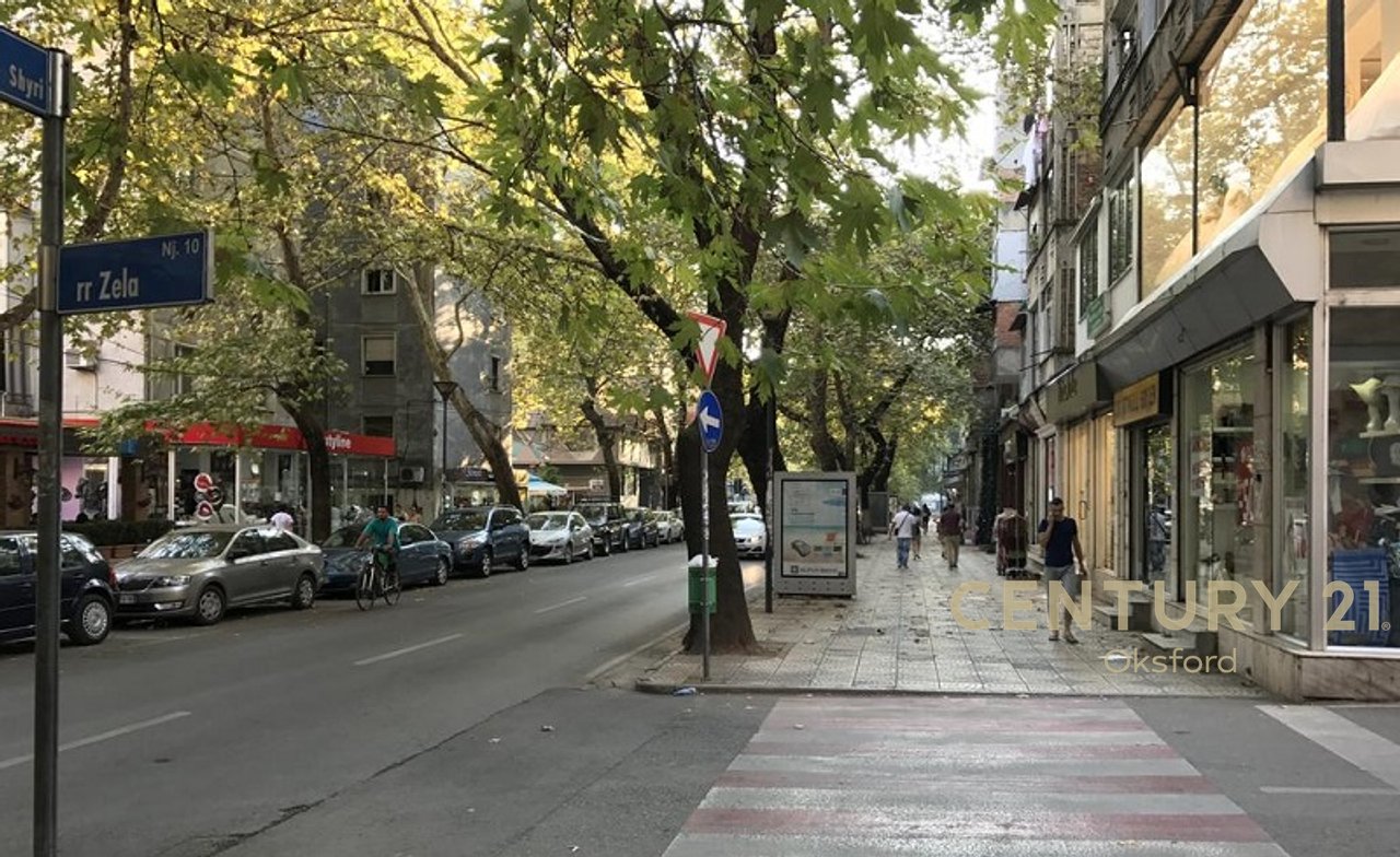 NEGOZIO IN AFFITTO A MYSLYM SHYRI VICINO ALLA STRADA!