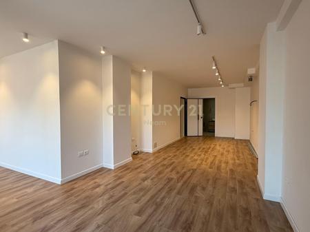 Ambjent komercial ne Myslym Shyr,prane shkolles Arben Broci.