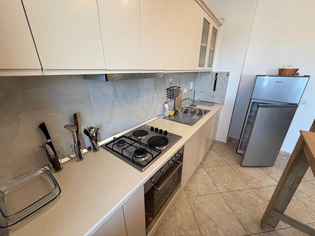 The apartment with sea view is located in the Plazh Iliria area