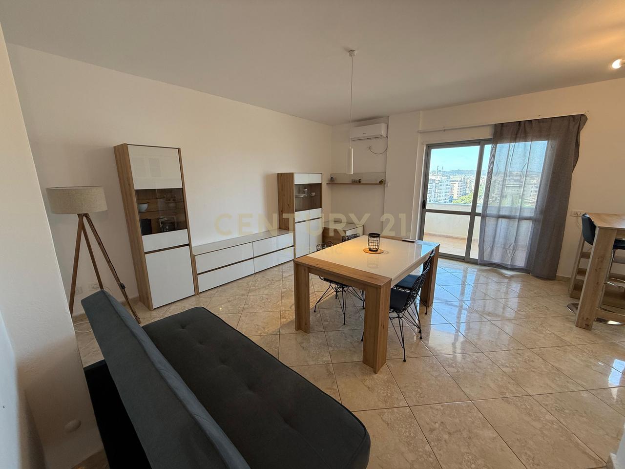 The apartment with sea view is located in the Plazh Iliria area