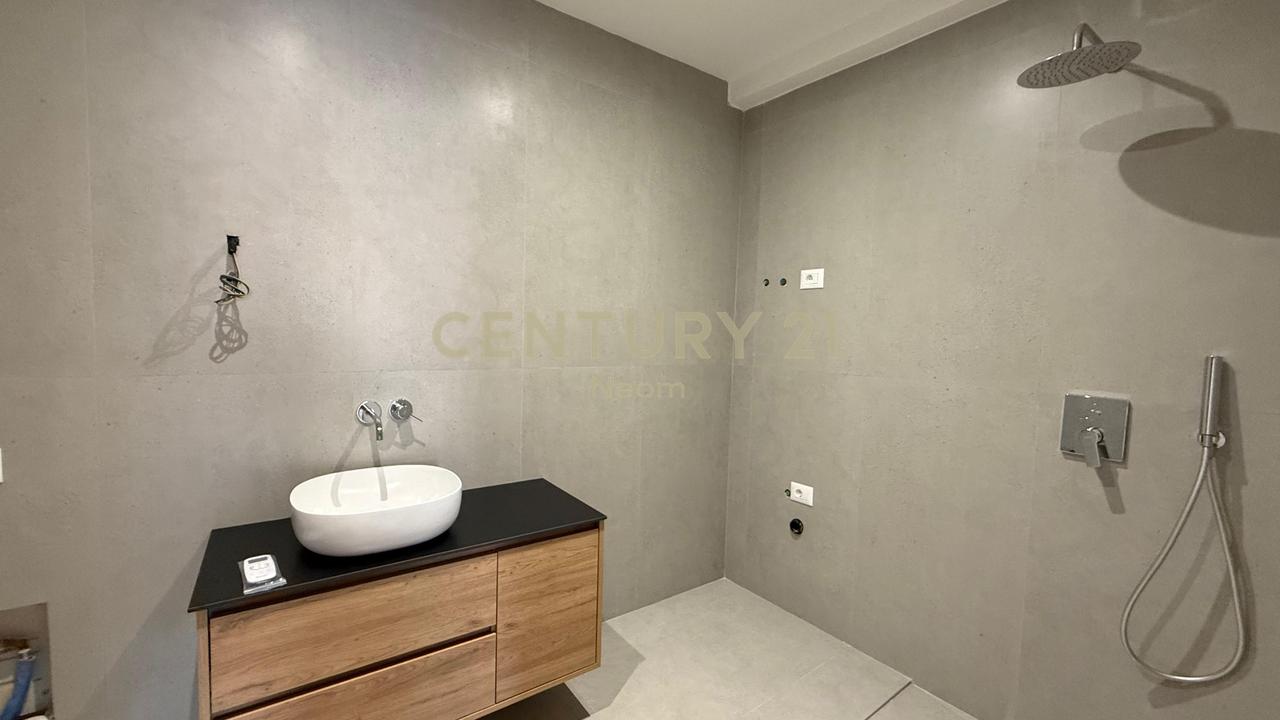 Ambjent komercial ne Myslym Shyr,prane shkolles Arben Broci.