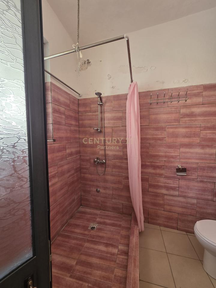 Casa a due piani in vendita nella zona "Shkolla e Kuqe", Tirana