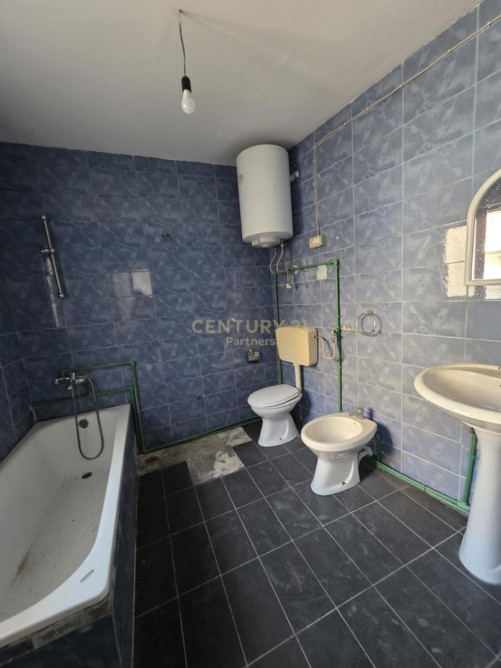 Casa a due piani in vendita nella zona "Shkolla e Kuqe", Tirana