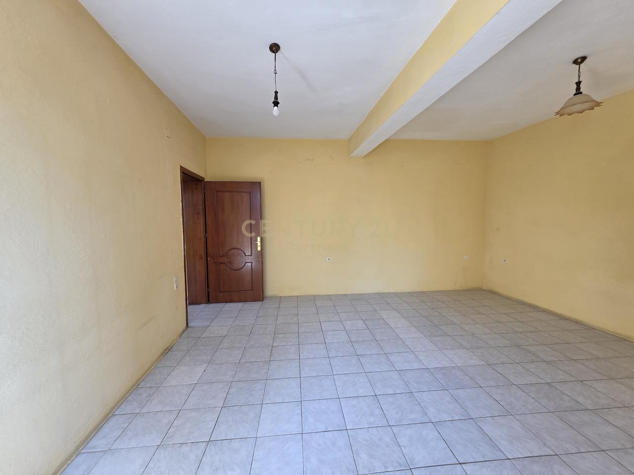 Casa a due piani in vendita nella zona "Shkolla e Kuqe", Tirana