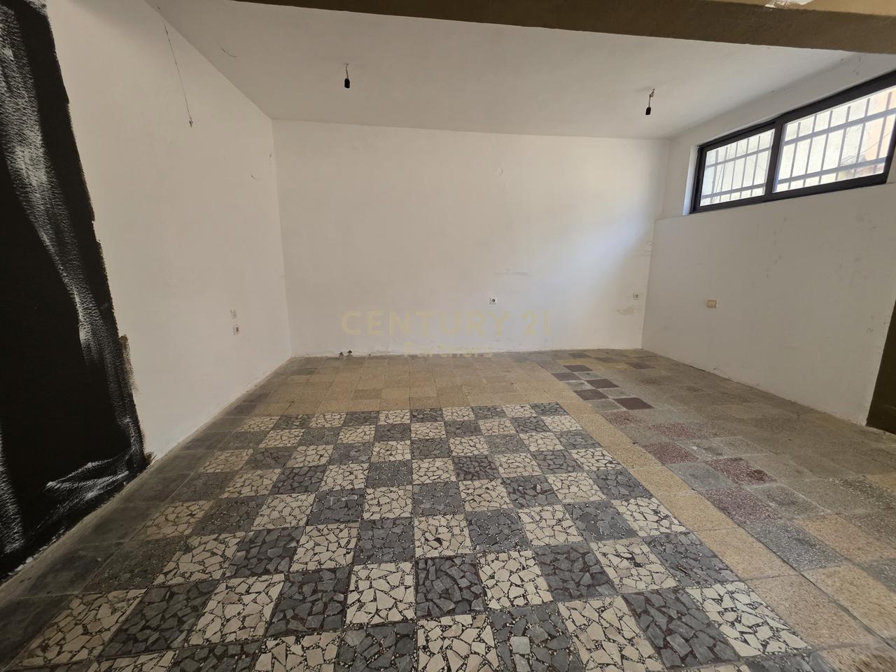 Casa a due piani in vendita nella zona "Shkolla e Kuqe", Tirana