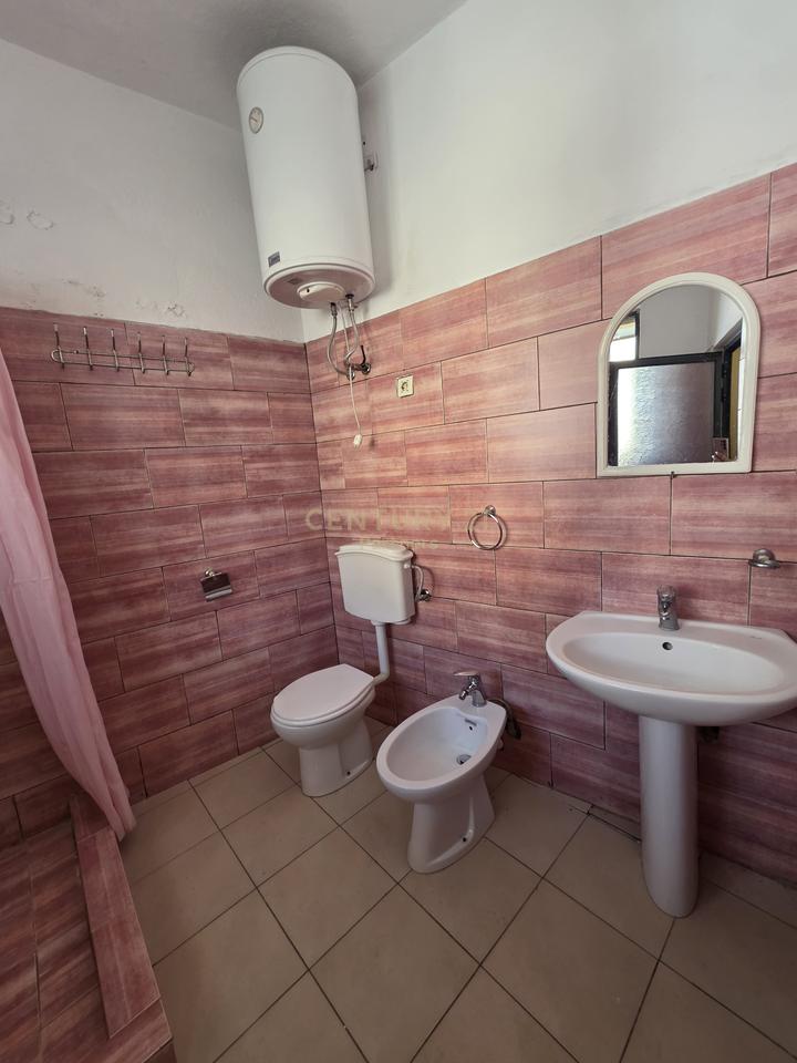 Casa a due piani in vendita nella zona "Shkolla e Kuqe", Tirana