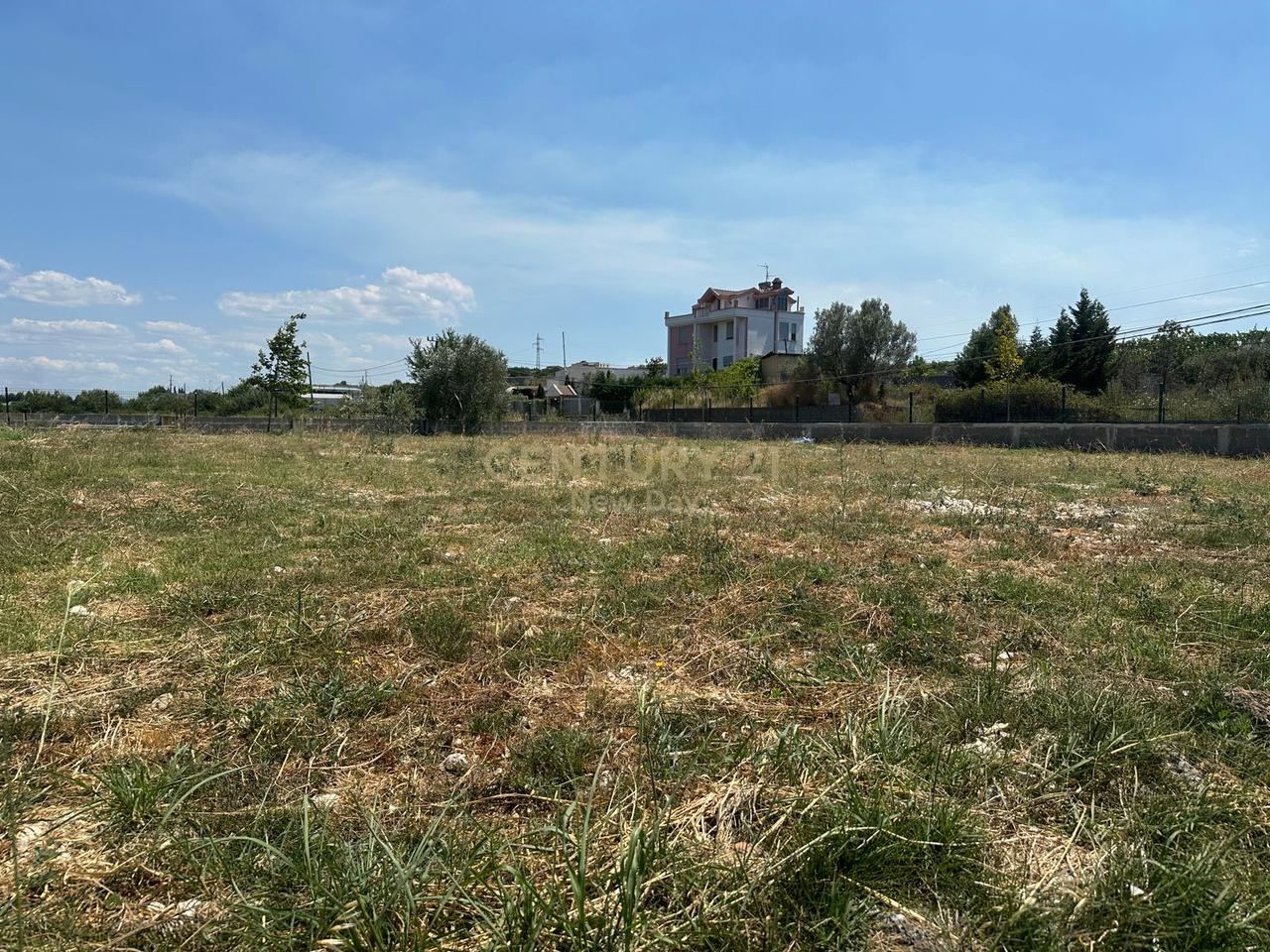 Terreno in vendita vicino a Vinea Resort Durrës, 270000€ | 4648 m²