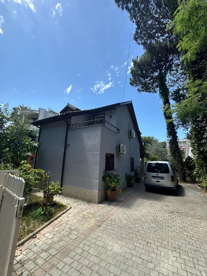 VILLA SU DUE PIANI IN AFFITTO – PRESSO IL COMPLESSO “QETËSIA”, QERRET !!!