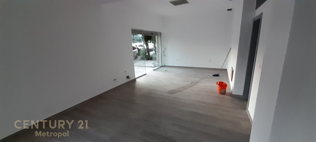NJESI KOMERCIALE, DYQAN  PER QERA TEK RRUGA NJAZI MEKA!