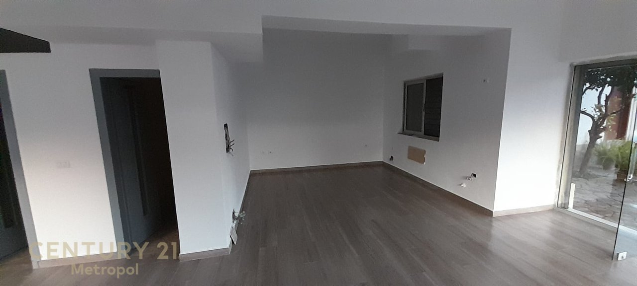NJESI KOMERCIALE, DYQAN  PER QERA TEK RRUGA NJAZI MEKA!