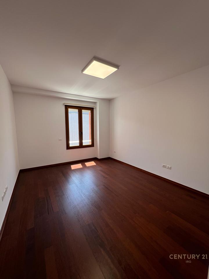 UFFICIO IN AFFITTO AL HILTON, VICINO A DELIJORGJI!