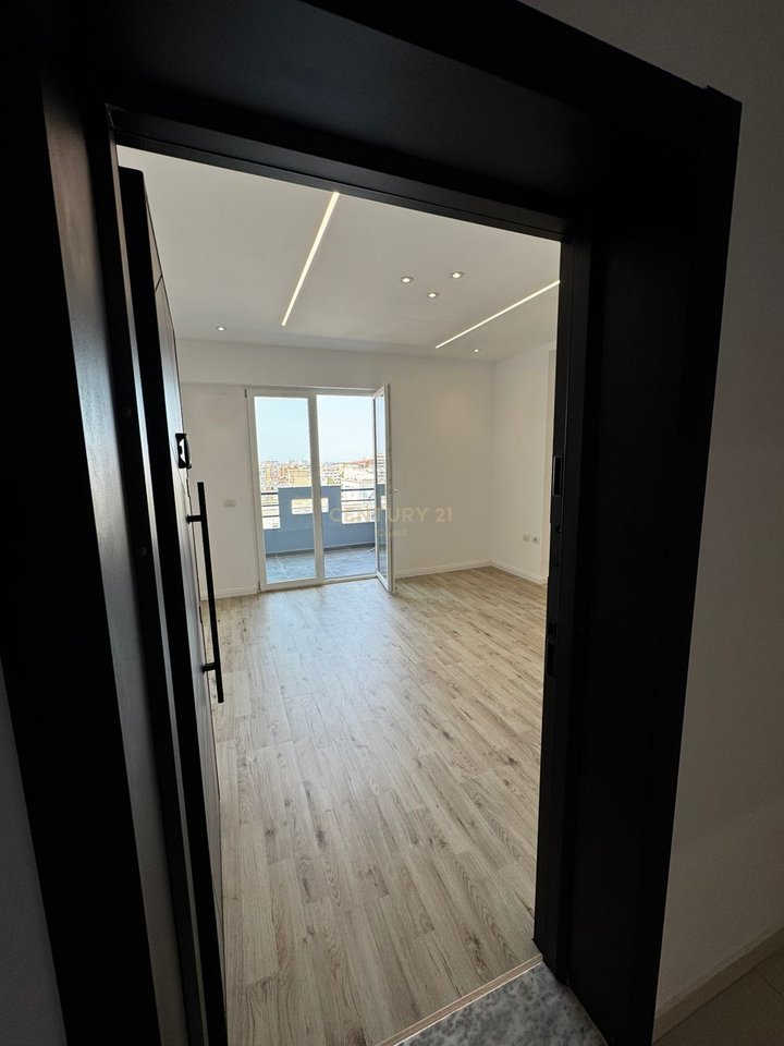 SHITET APARTAMENT  1+1 ,NE AFERSI TE BULEVARDIT "VLORE-SKELE"