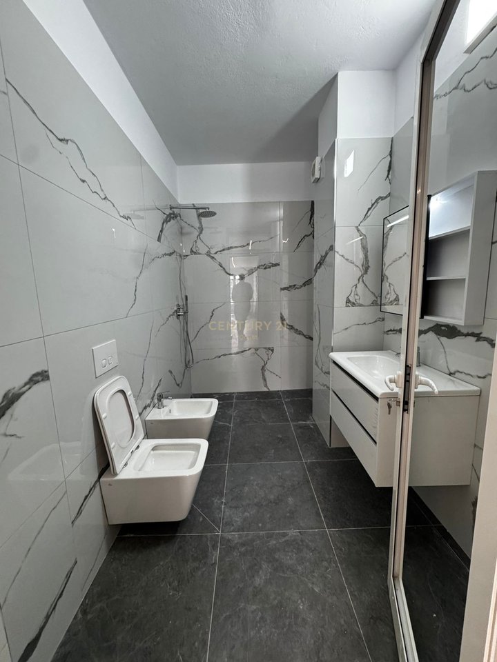SHITET APARTAMENT 1+1 ,NE AFERSI TE BULEVARDIT "VLORE-SKELE"