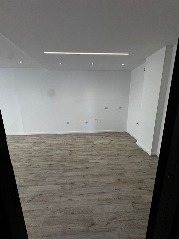 SHITET APARTAMENT 1+1 ,NE AFERSI TE BULEVARDIT "VLORE-SKELE"