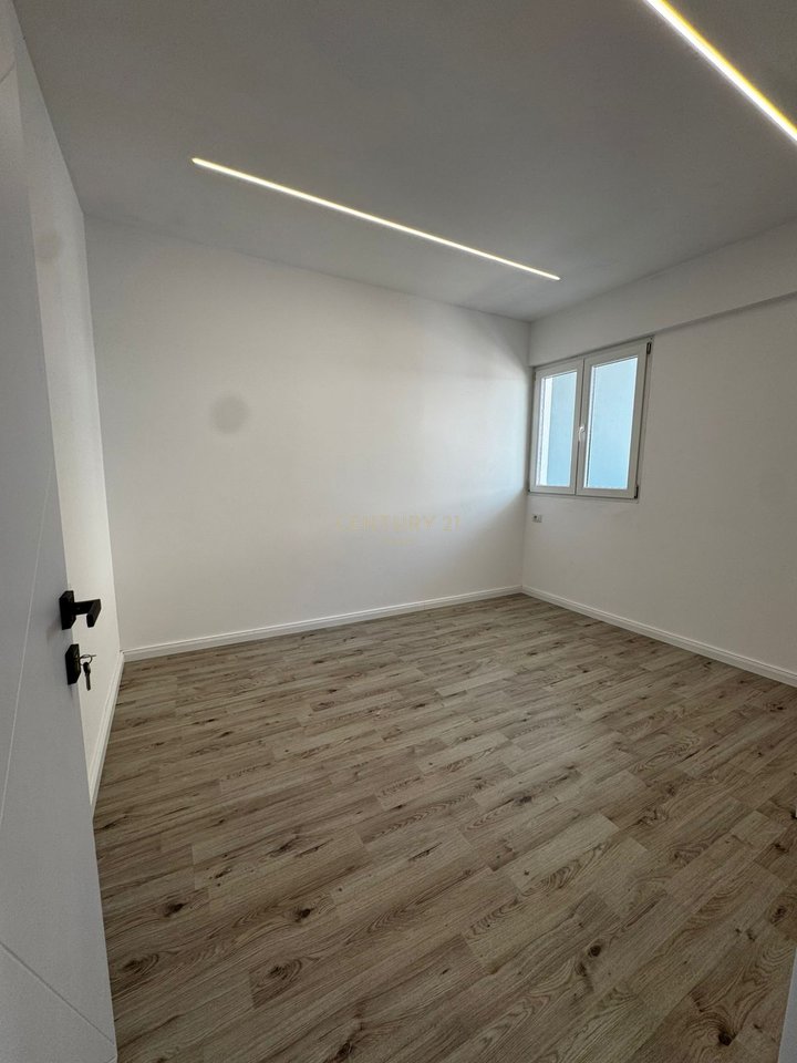 SHITET APARTAMENT 1+1 ,NE AFERSI TE BULEVARDIT "VLORE-SKELE"
