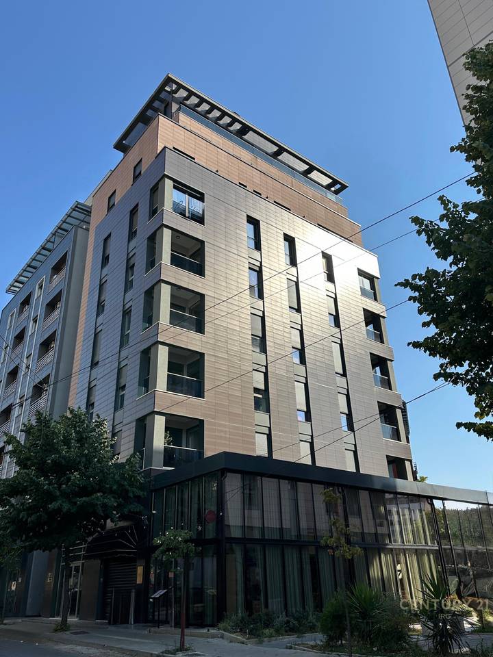 Spazio ufficio o residenziale in vendita in via Kavaja vicino al Centro!