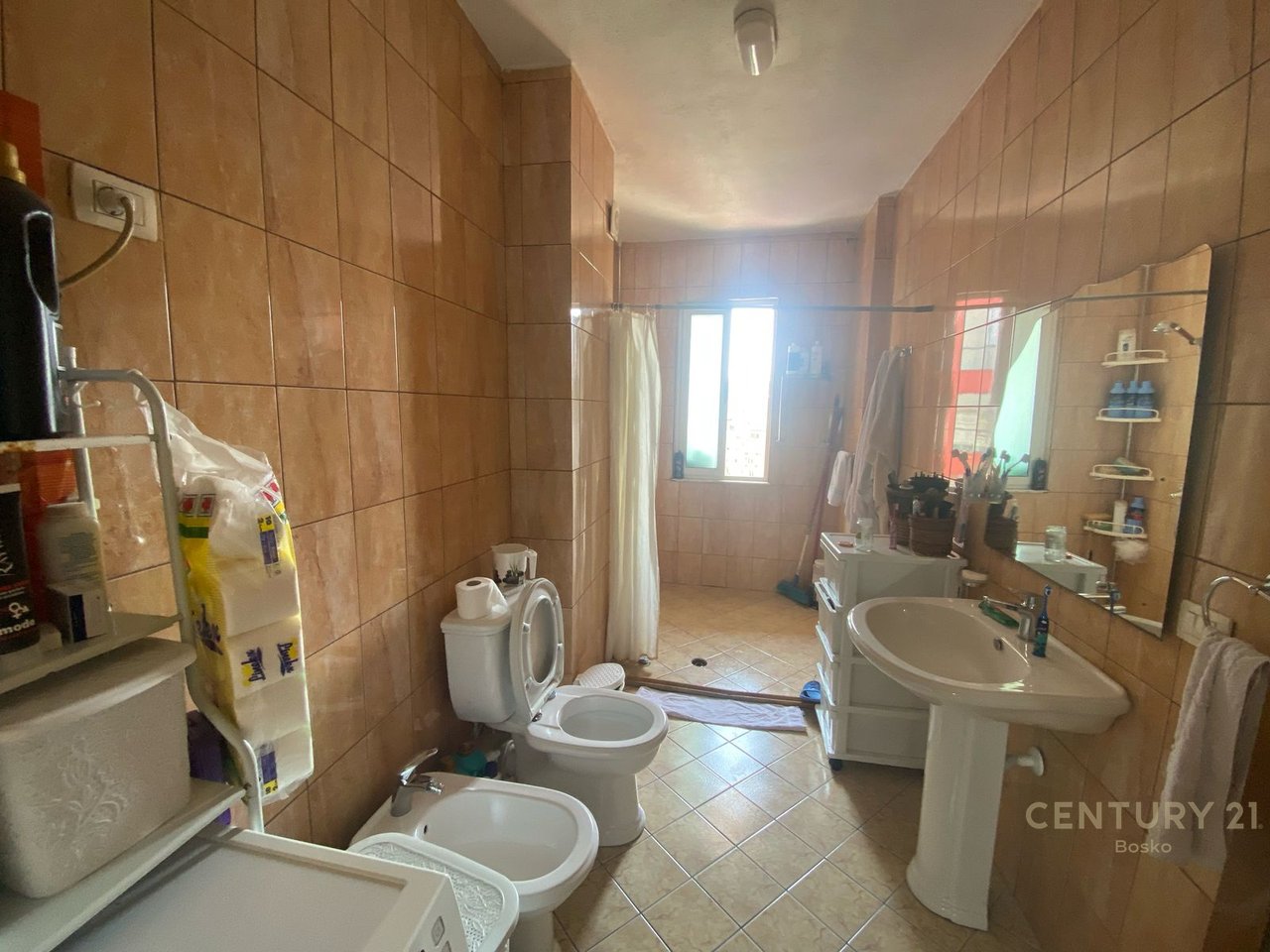 Shitet, Apartament 2+1, Stacioni i Trenit, Tirane.