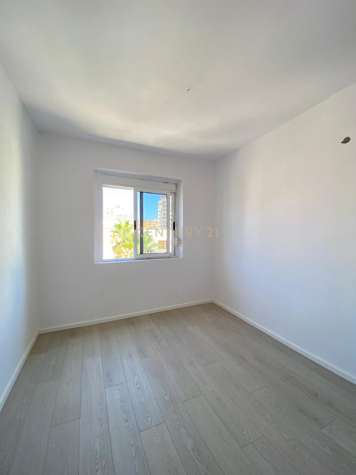SHITET APARTAMENT NE BULEVARDIN KRYESOR, DURRES !!