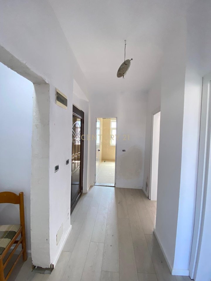 SHITET APARTAMENT NE BULEVARDIN KRYESOR, DURRES !!