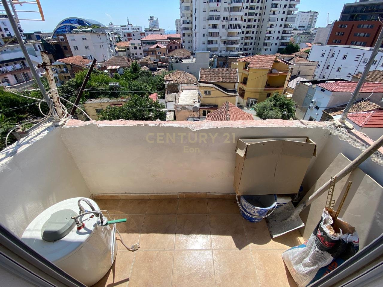 SHITET APARTAMENT NE BULEVARDIN KRYESOR, DURRES !!