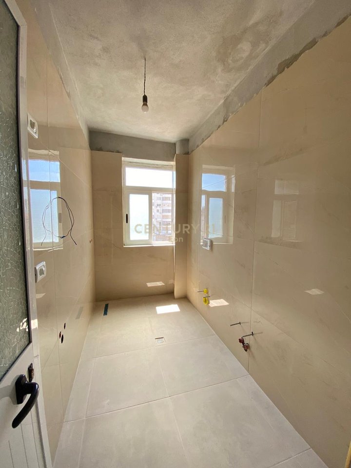 SHITET APARTAMENT NE BULEVARDIN KRYESOR, DURRES !!