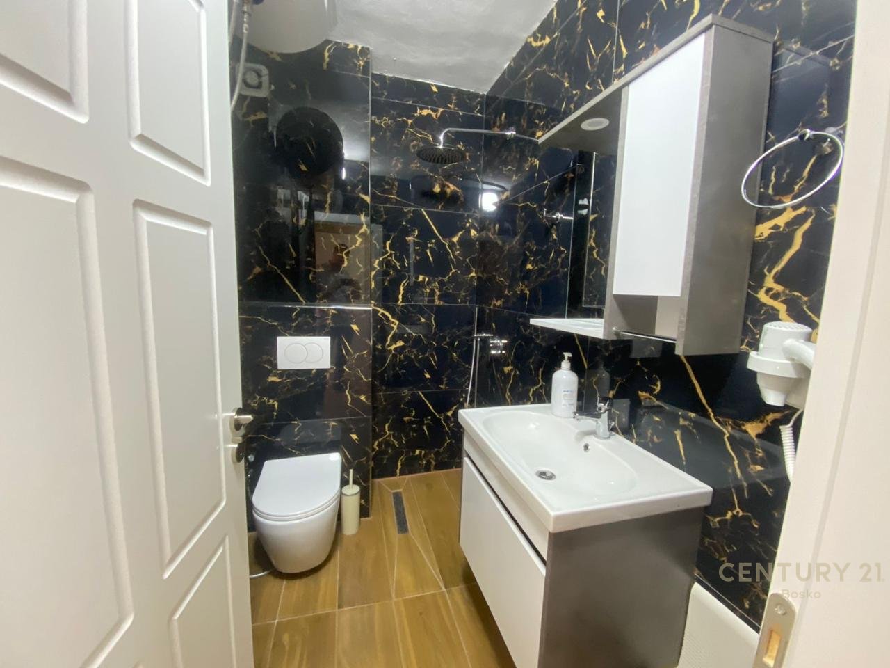 Apartament 2+1 per qira ne Rrugen Dritan Hoxha, Blloku Gintash!