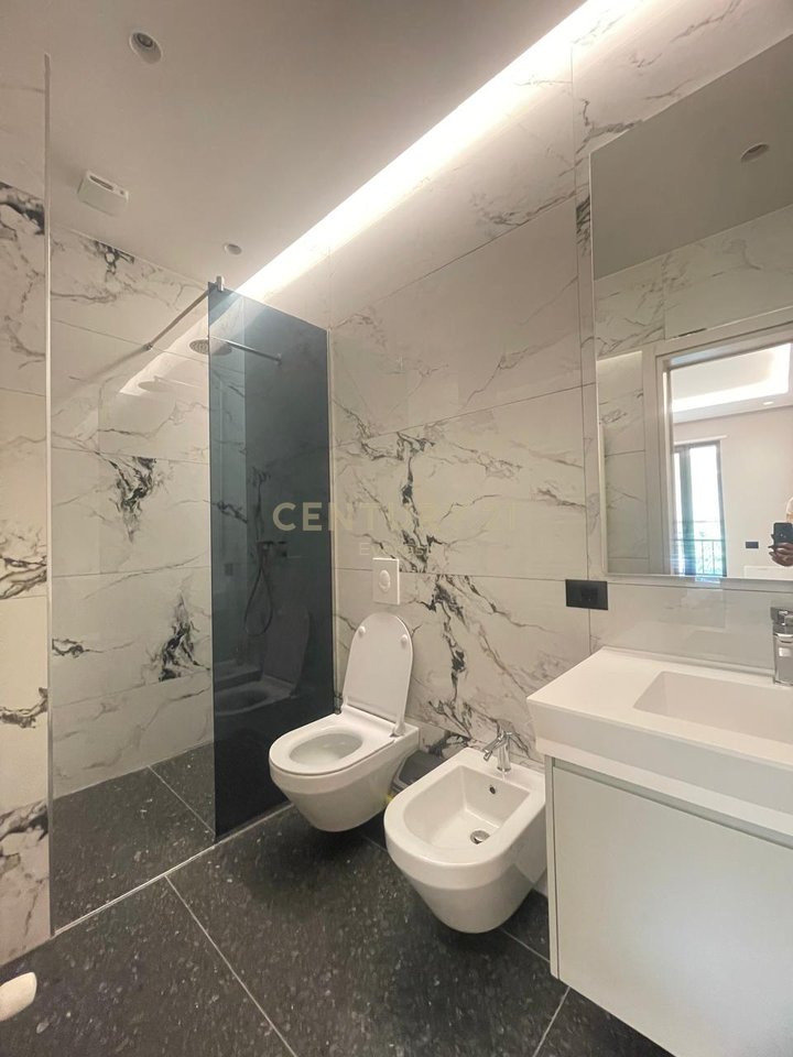 KINOSTUDIO, JAPIM APARTAMENT 2+1+2+PARKIMI ME QIRA!